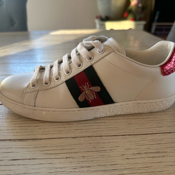 Women’s ace sneaker with bee, size 37/ 7 US - Picture 4 of 11